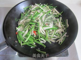 杏鲍菇炒水芹菜的做法步骤：6