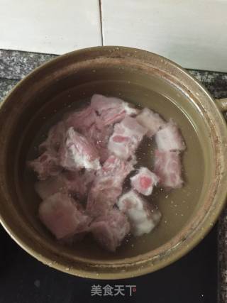 鲜虾排骨竹荪汤的做法步骤：2
