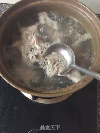 鲜虾排骨竹荪汤的做法步骤：3