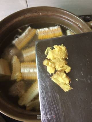 鲜虾排骨竹荪汤的做法步骤：5