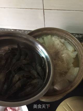 鲜虾排骨竹荪汤的做法步骤：8