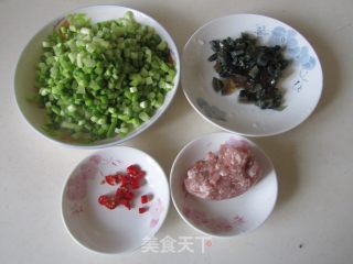 肉末皮蛋炒蒜薹的做法步骤：1