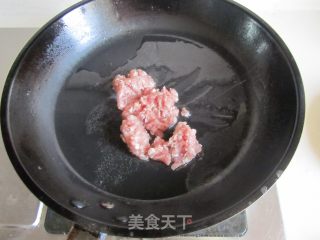 肉末皮蛋炒蒜薹的做法步骤：2