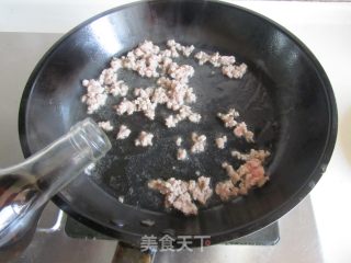 肉末皮蛋炒蒜薹的做法步骤：3
