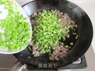 肉末皮蛋炒蒜薹的做法步骤：4
