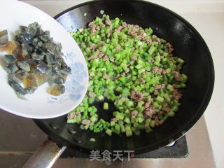 肉末皮蛋炒蒜薹的做法步骤：5