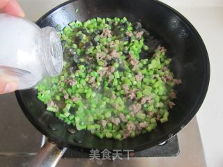 肉末皮蛋炒蒜薹的做法步骤：6