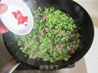肉末皮蛋炒蒜薹的做法步骤：7