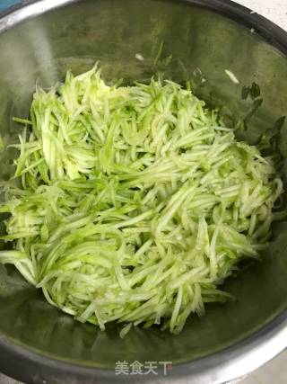 虾皮西葫饼的做法步骤：1