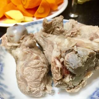 红萝卜玉米猪骨汤的做法步骤：3