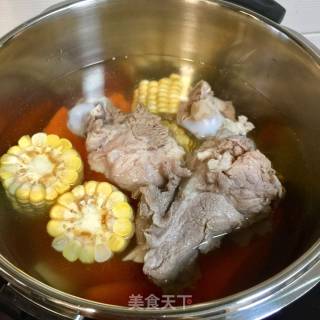 红萝卜玉米猪骨汤的做法步骤：4