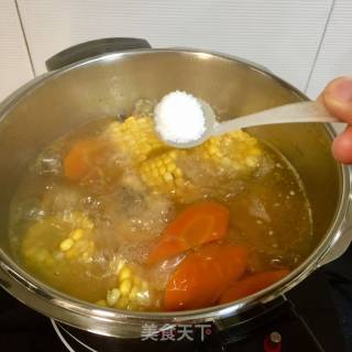 红萝卜玉米猪骨汤的做法步骤：6
