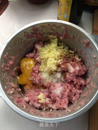 鹌鹑蛋红烧狮子头的做法步骤：1