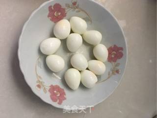 鹌鹑蛋红烧狮子头的做法步骤：2