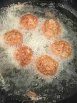 鹌鹑蛋红烧狮子头的做法步骤：7