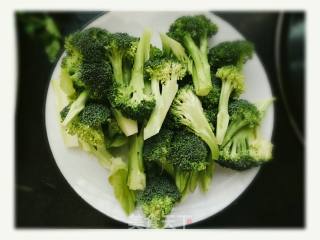 蒜泥炒西蓝花的做法步骤：2