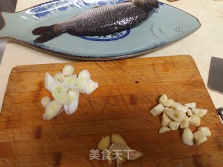 红烧鲤鱼的做法步骤：2