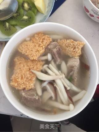 排骨汤泡锅巴的做法步骤：1