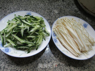 金针菇拌青瓜的做法步骤：1