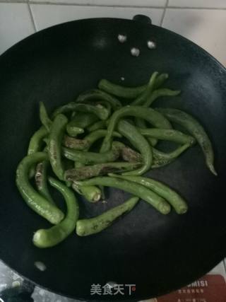 虎皮辣椒超简单美味的做法步骤：1