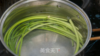 手撕蒜苔的做法步骤：1