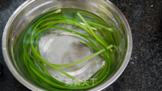 手撕蒜苔的做法步骤：2
