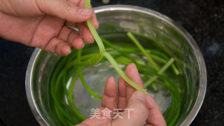 手撕蒜苔的做法步骤：3