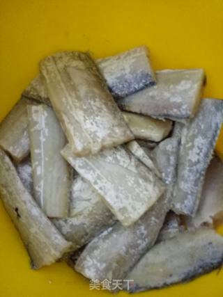 椒盐味炸带鱼的做法步骤：1