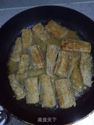 椒盐味炸带鱼的做法步骤：4