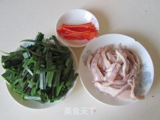 韭菜炒鱿鱼的做法步骤：1