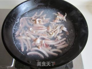 韭菜炒鱿鱼的做法步骤：2