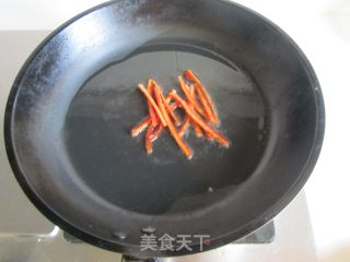 韭菜炒鱿鱼的做法步骤：3