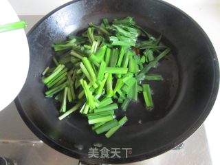 韭菜炒鱿鱼的做法步骤：4