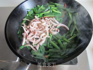 韭菜炒鱿鱼的做法步骤：5