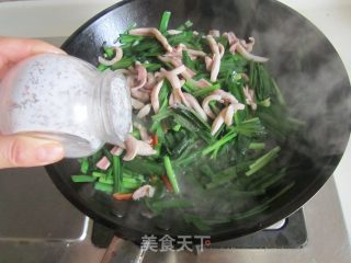 韭菜炒鱿鱼的做法步骤：6