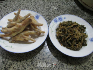 梅干菜烧鸡爪的做法步骤：1