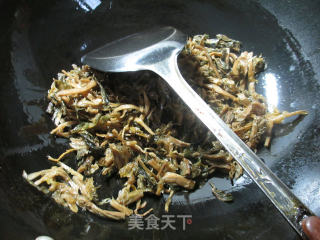 梅干菜烧鸡爪的做法步骤：3