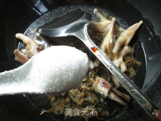 梅干菜烧鸡爪的做法步骤：8