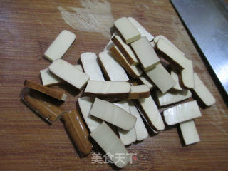 双椒香肠炒鸡蛋干的做法步骤：2