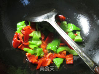 双椒香肠炒鸡蛋干的做法步骤：4