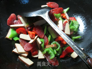 双椒香肠炒鸡蛋干的做法步骤：5