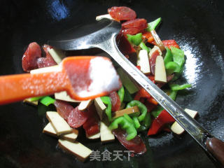 双椒香肠炒鸡蛋干的做法步骤：6