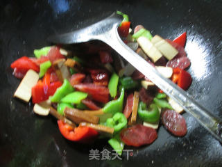 双椒香肠炒鸡蛋干的做法步骤：8