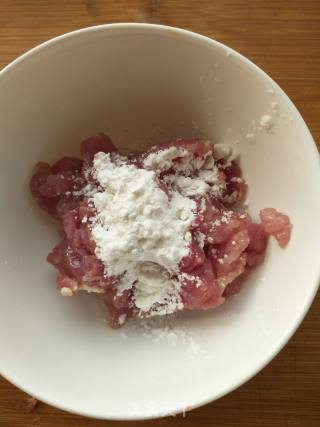 土豆片炒肉的做法步骤：2