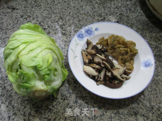 榨菜丝香菇炒牛心菜的做法步骤：1