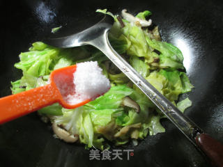 榨菜丝香菇炒牛心菜的做法步骤：6