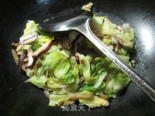 榨菜丝香菇炒牛心菜的做法步骤：7
