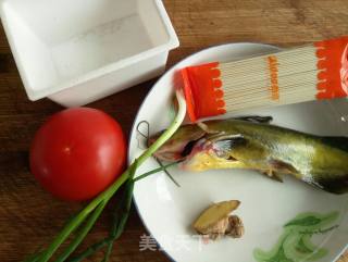 宝宝辅食－番茄鱼泥面条的做法步骤：1