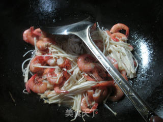金针菇炒海虾的做法步骤：4