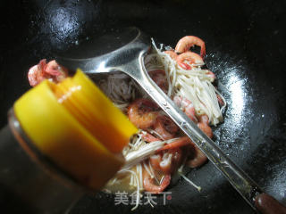 金针菇炒海虾的做法步骤：5